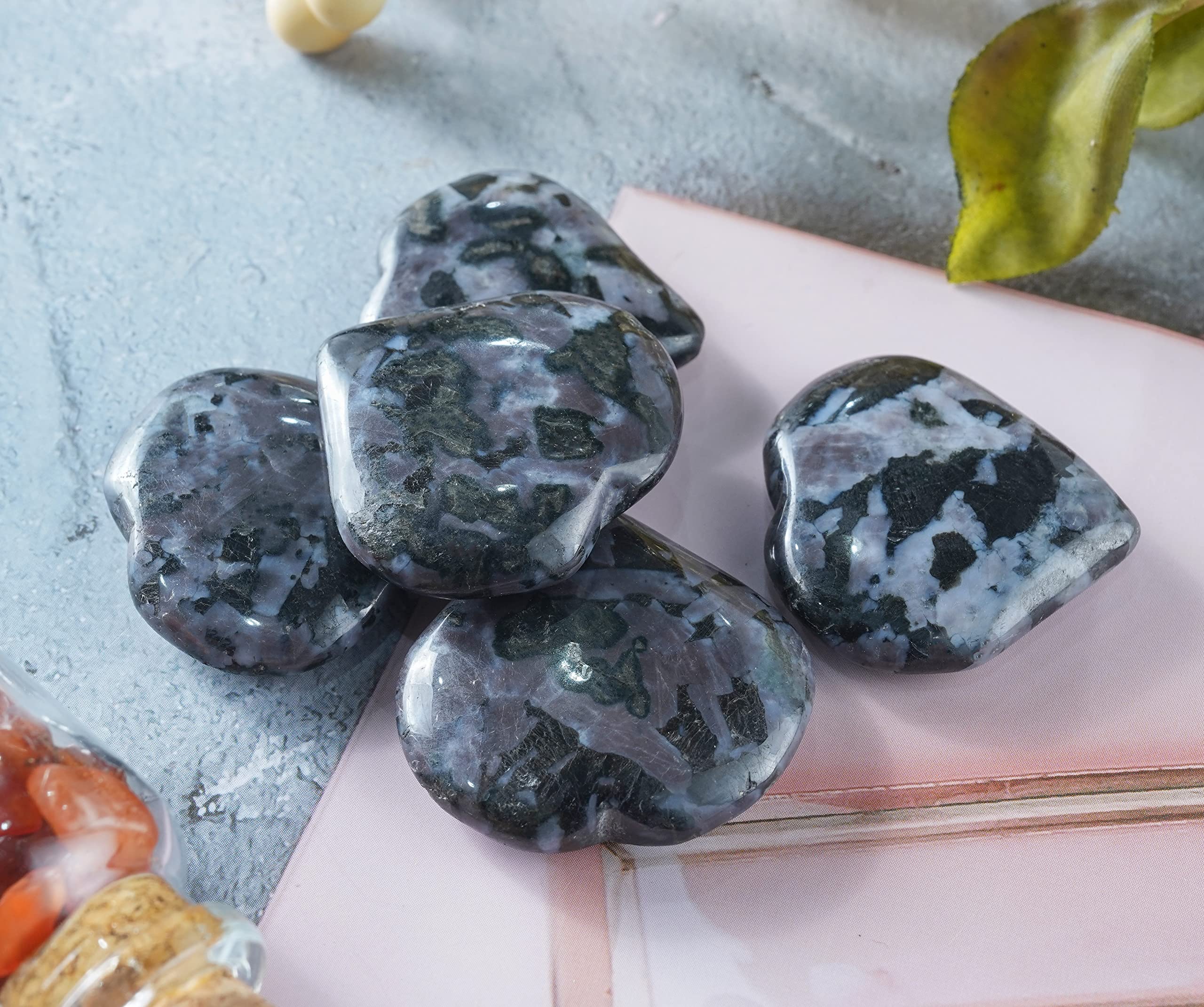 Crocon meditation crystal heart stones suited for quiet, reflective moments at home.