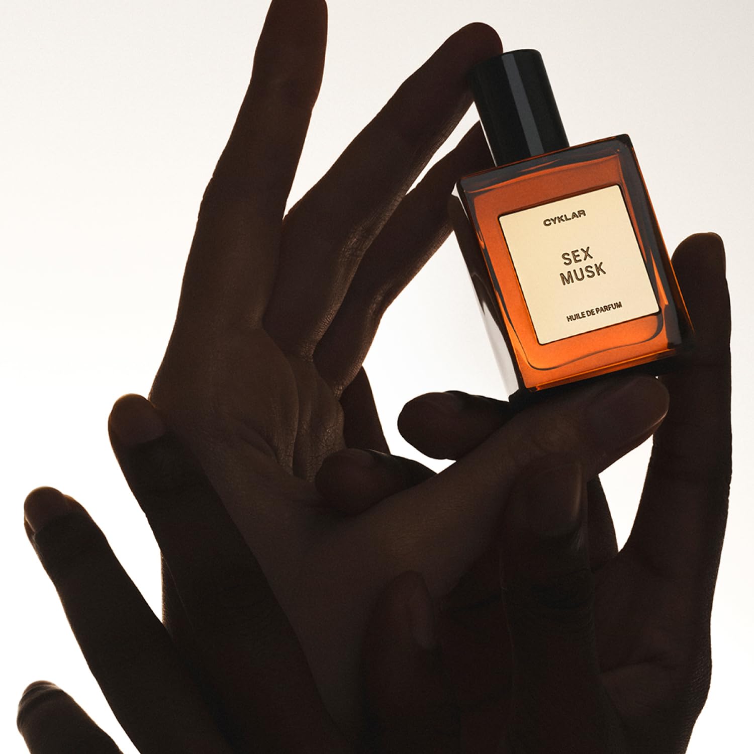 CYKLAR long-lasting fragrance illustrating up to 12 hours of wear