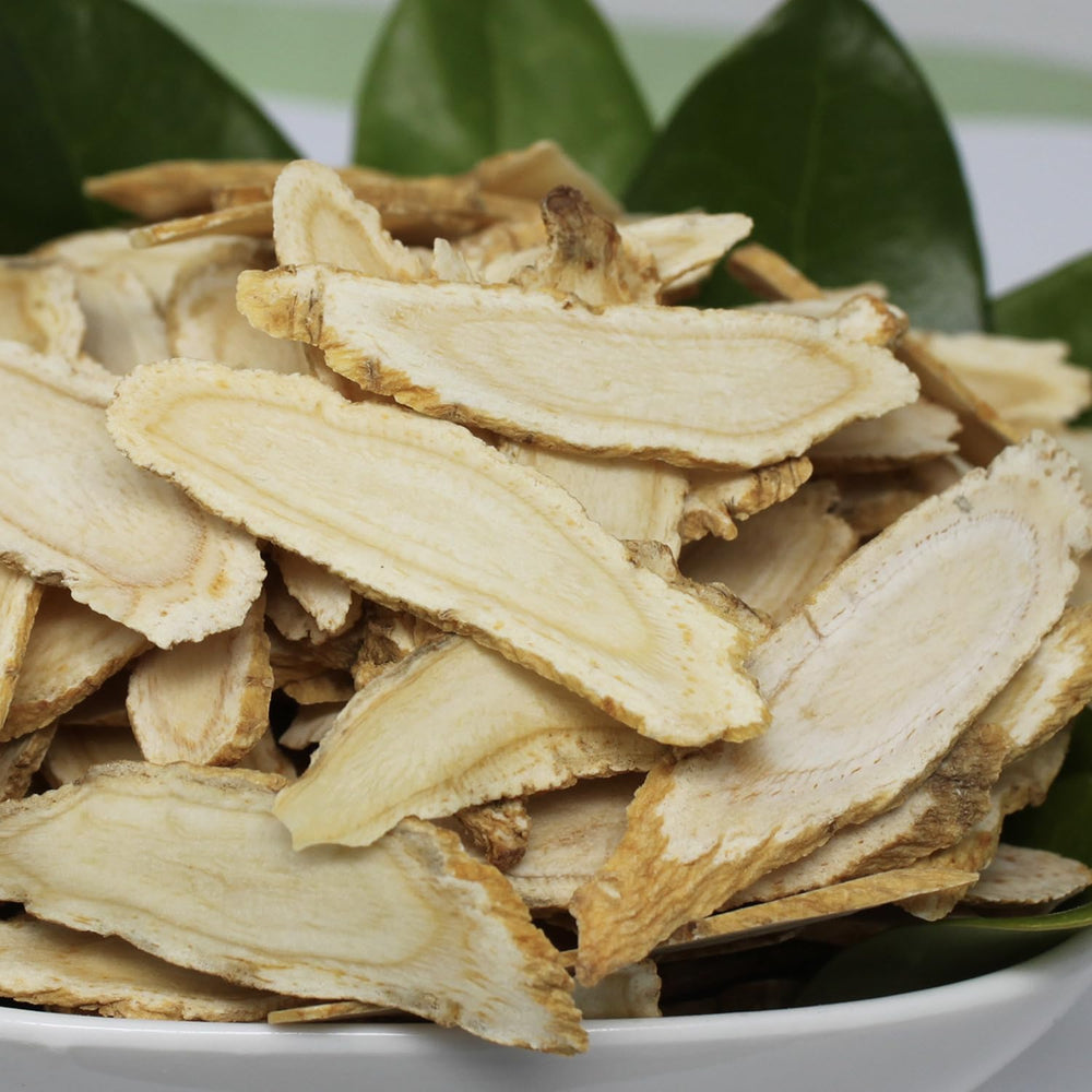 DABC OAK LAND water infusion with ginseng slices for hydration.