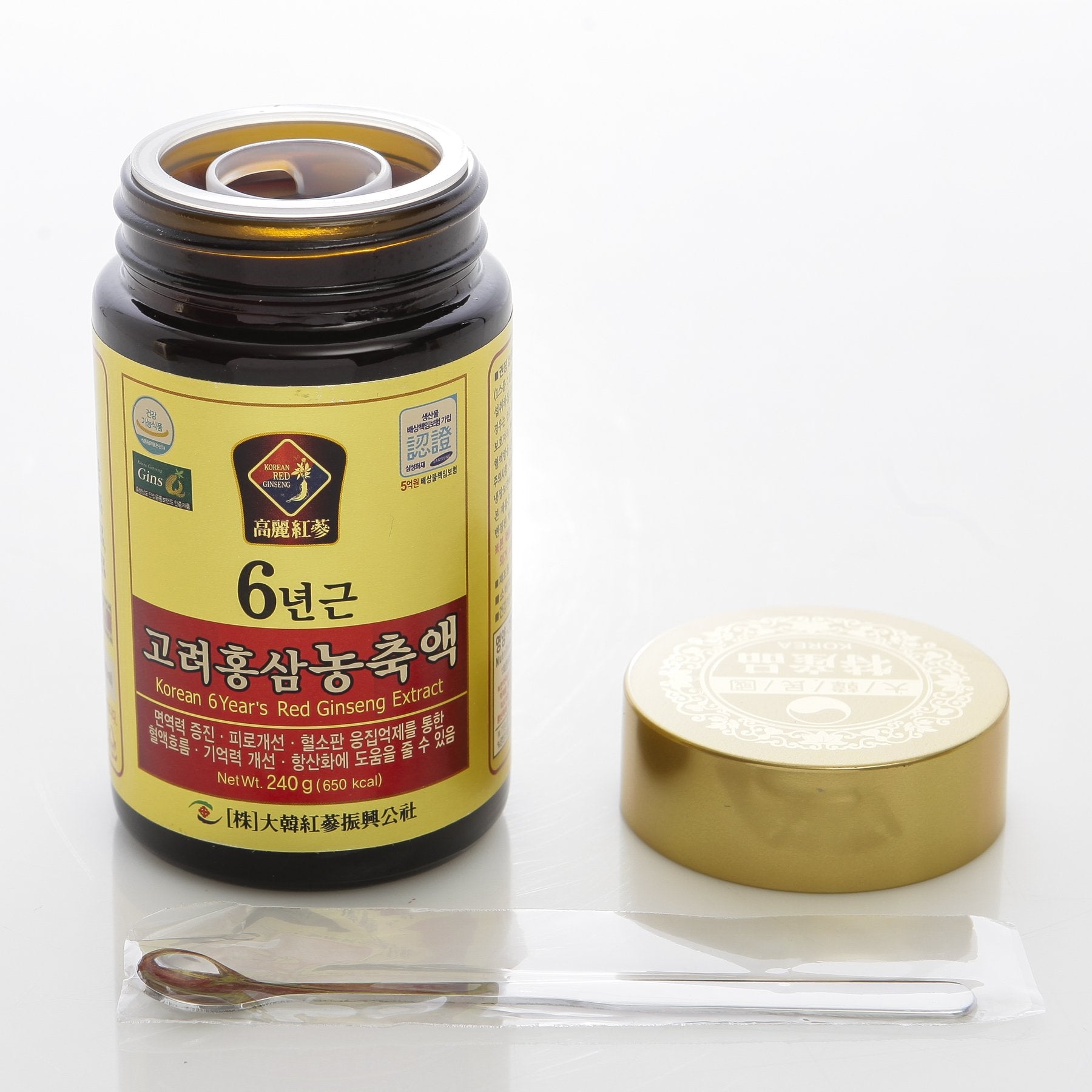 Daehan Red Ginseng dissolving in water, ready for quick consumption