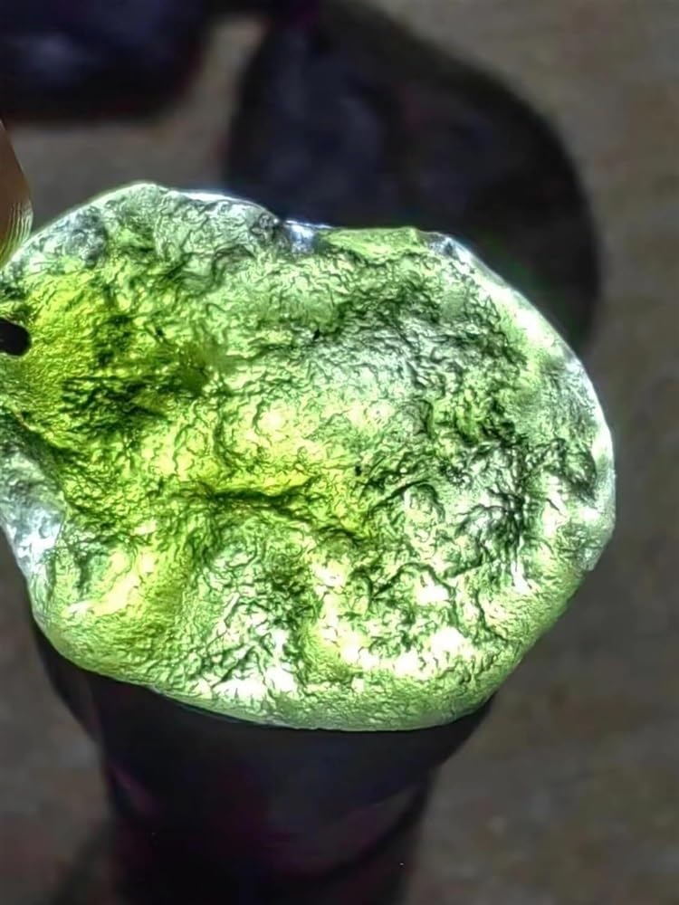 DAXWEV Moldavite Green Pendant highlighting natural texture, ideal for everyday wear.