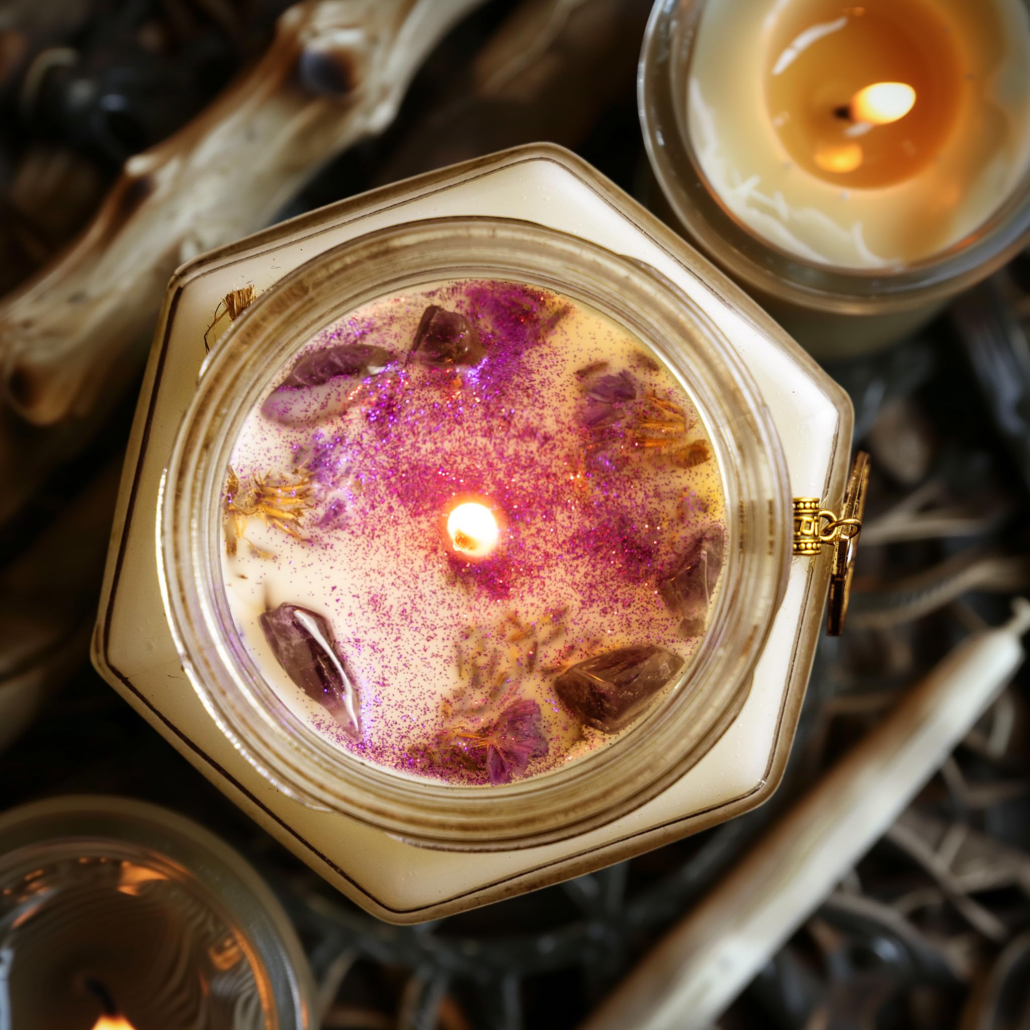 DECOPIRE candle topped with dry flowers offers natural beauty and subtle fragrance