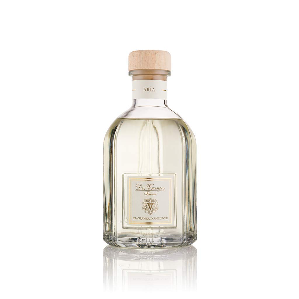 DrVranjes Aria bottle with reeds releasing a balanced home fragrance.