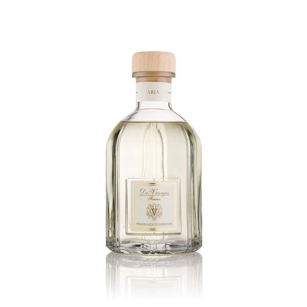 DrVranjes Aria bottle with reeds releasing a balanced home fragrance.