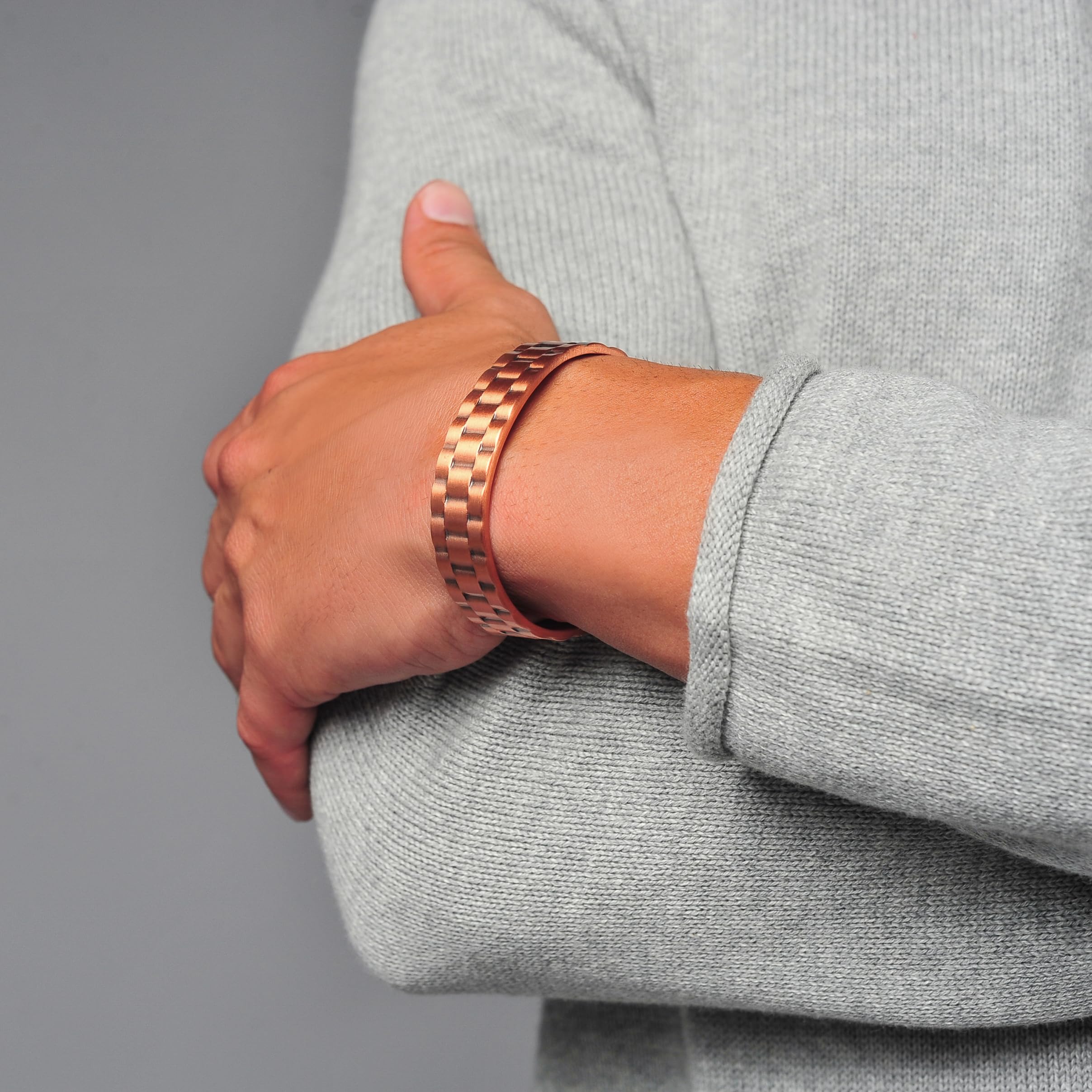 Earth Therapy cuff neodymium magnets array reinforces the wrist field