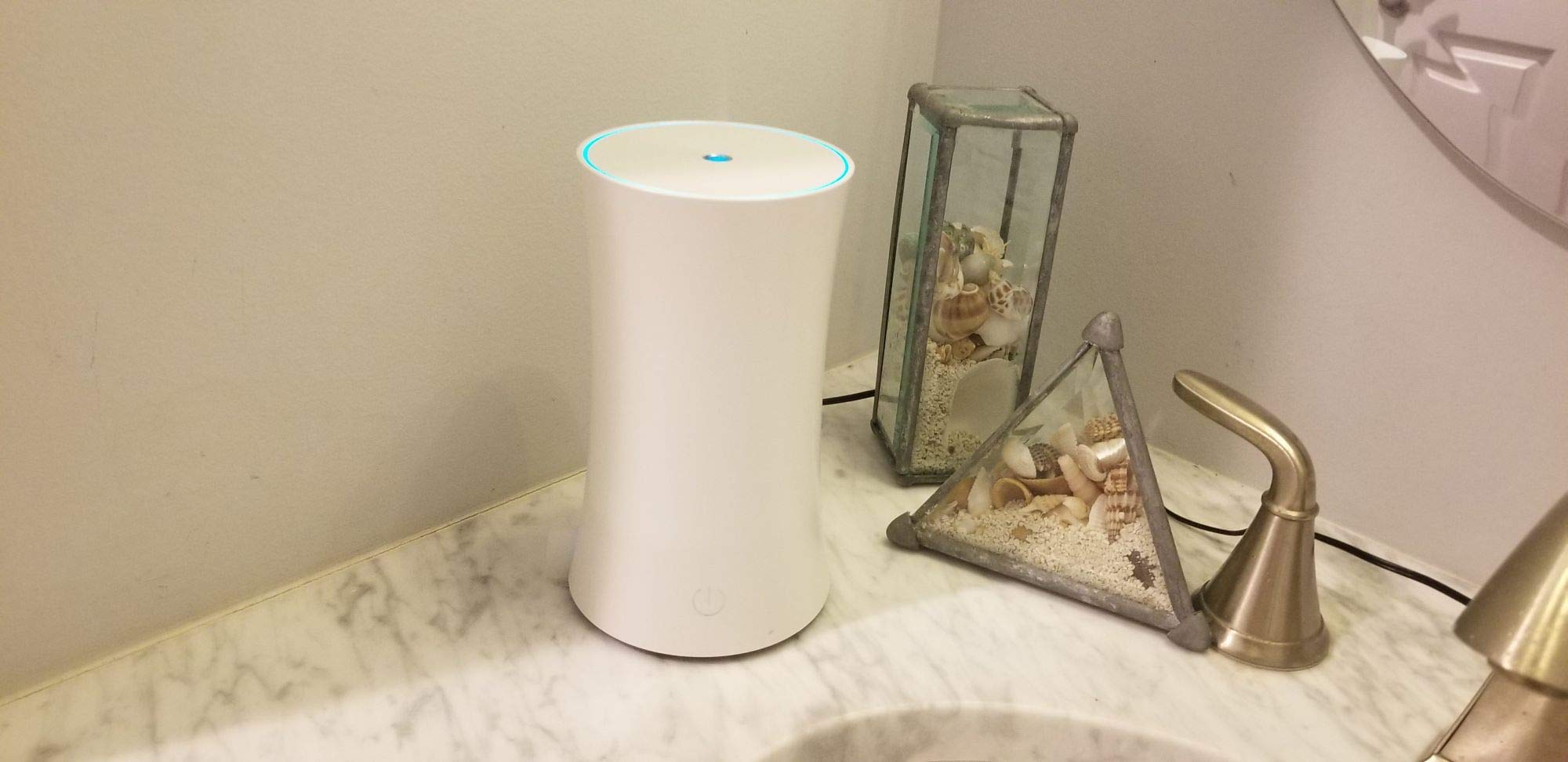 EcoGecko diffuser showing side plug design to prevent spills during refills