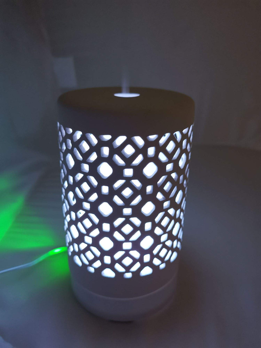 EcoGecko diffuser operates quietly at 35dB for peaceful relaxation.