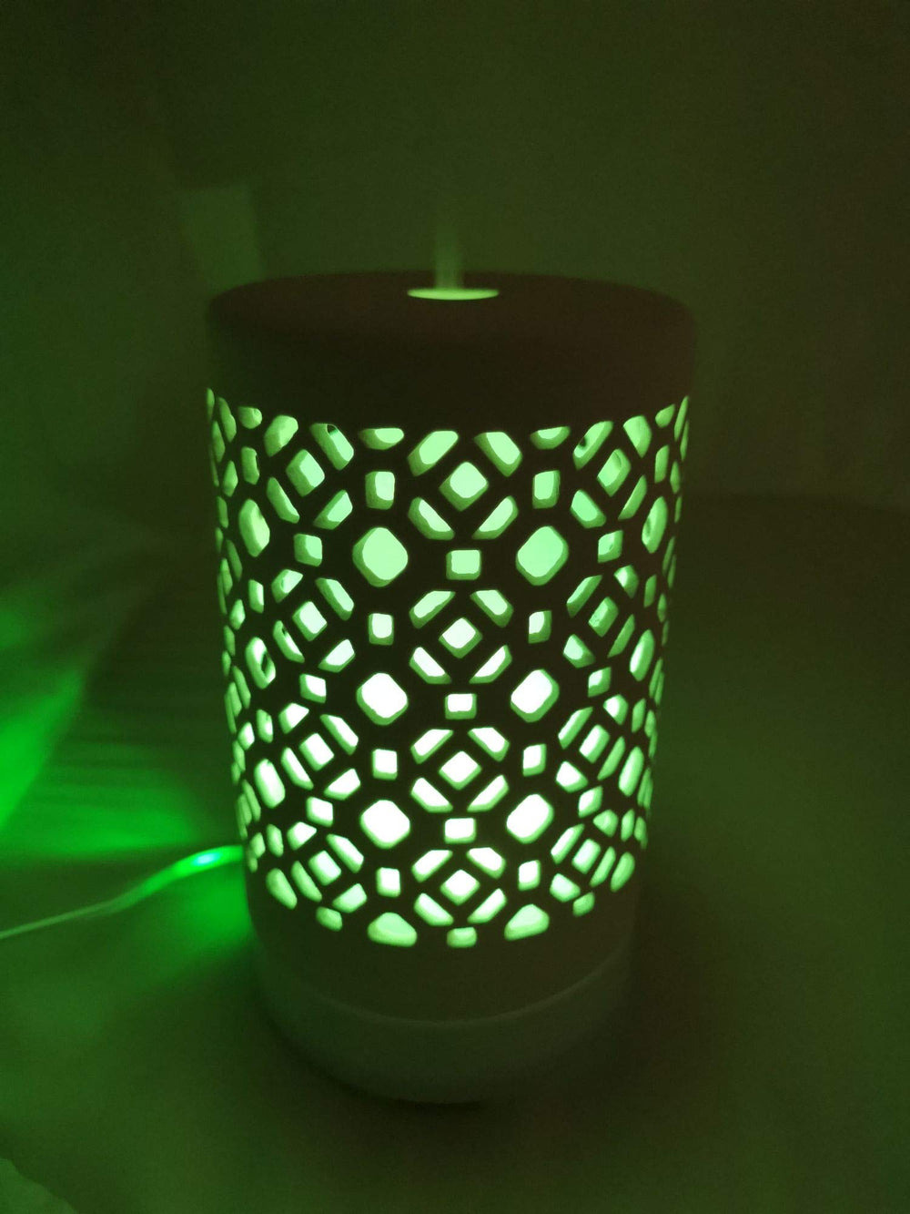 EcoGecko ceramic diffuser with compact design fits on nightstands.