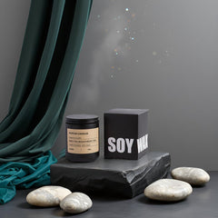 Glass jar design adds modern decor touch to Elichingse candle.