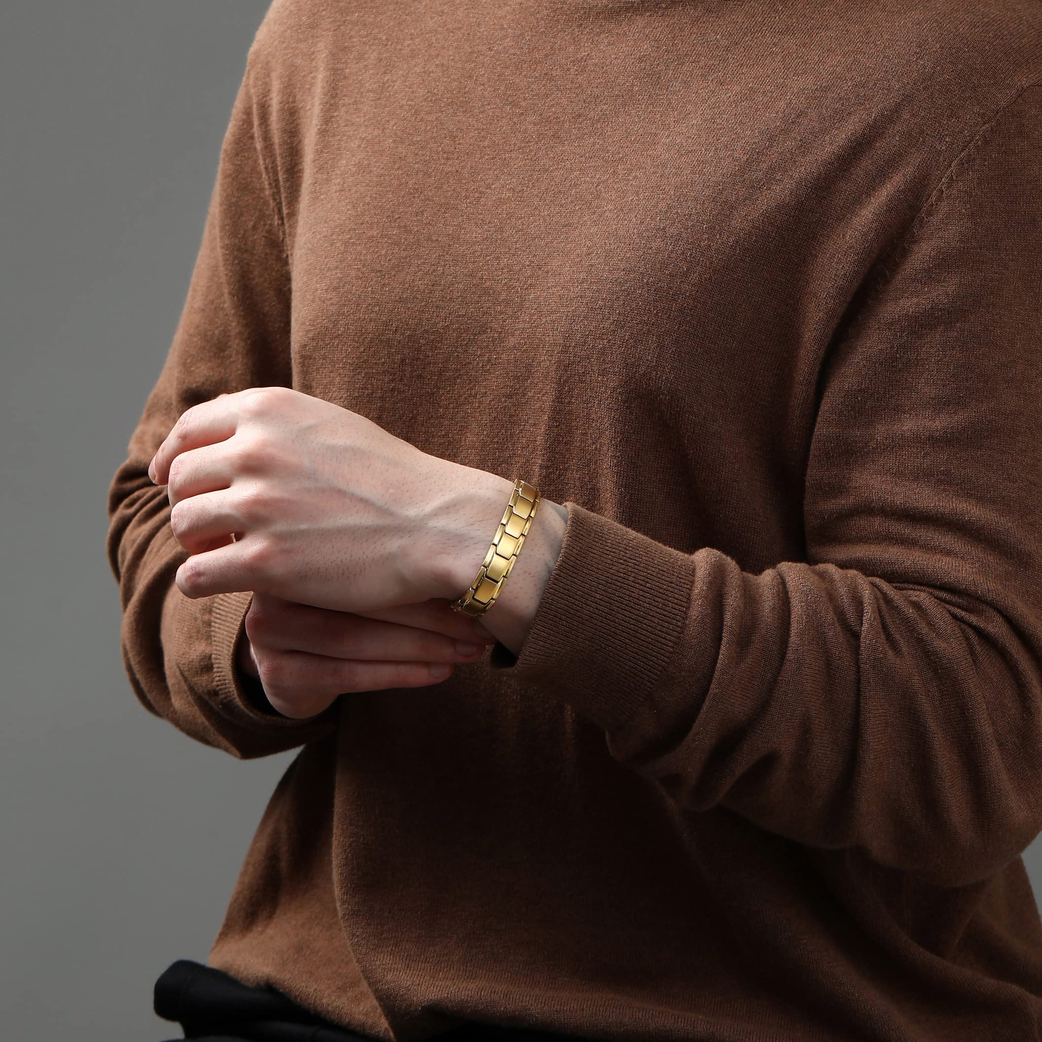 Emmori gold close-up magnets, highlighting 3,500 Gauss per magnet.