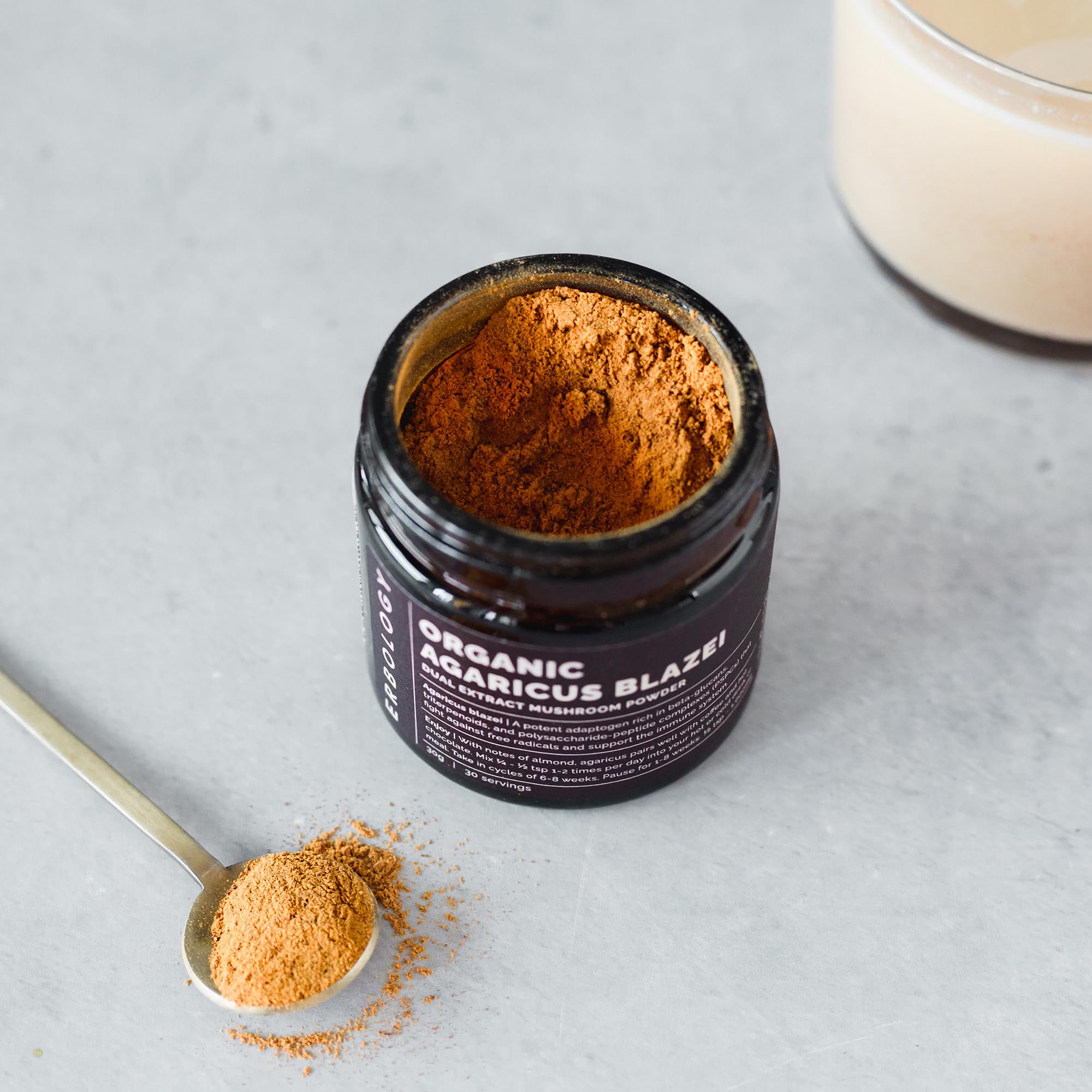 Erbology powder scoop scene shows easy measurement for beverages.