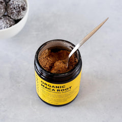 Erbology maca root powder spoon for measuring, ideal for smoothies and soups.
