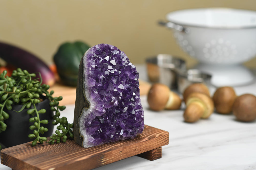 Extreme Rocks & Fossils deep purple decoration, ideal for shelves and creative displays.
