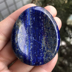 Favoramulet handheld crystal stone lapis lazuli for chakra balancing and relaxation.