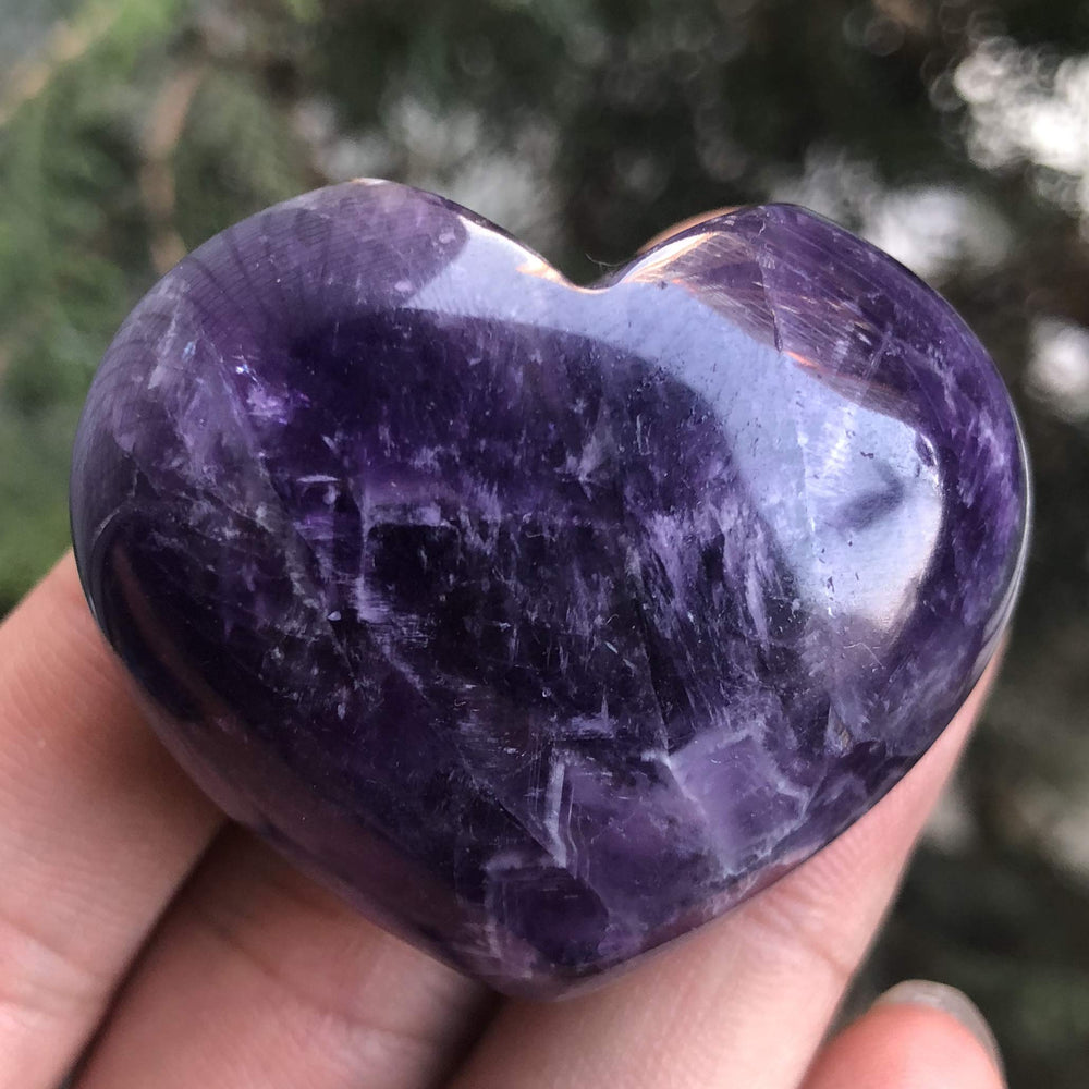 Favoramulet polished amethyst heart stone surface with glossy texture