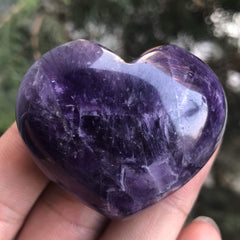 Favoramulet polished amethyst heart stone surface with glossy texture