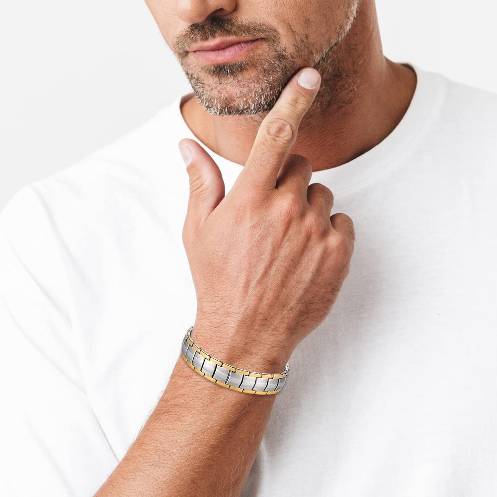 Feraco hypoallergenic, nickel-free bracelet suitable for sensitive skin.