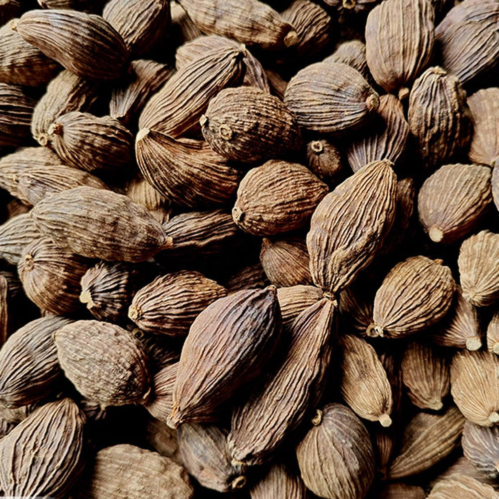 FHDYURE Amomum Tsaoko Cao Guo powder in spoon for easy measuring and even flavor.