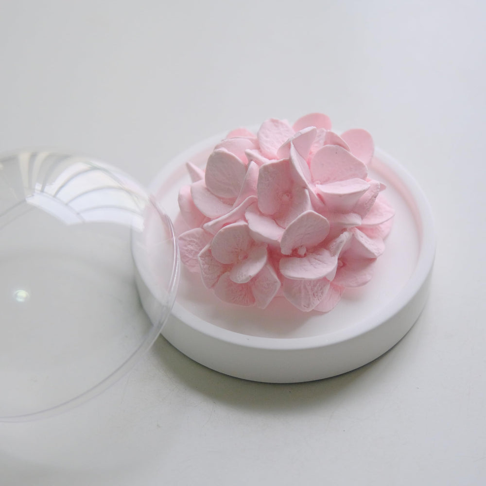 Artistic FLCSIed flower diffuser design enhances decor while releasing fragrance.