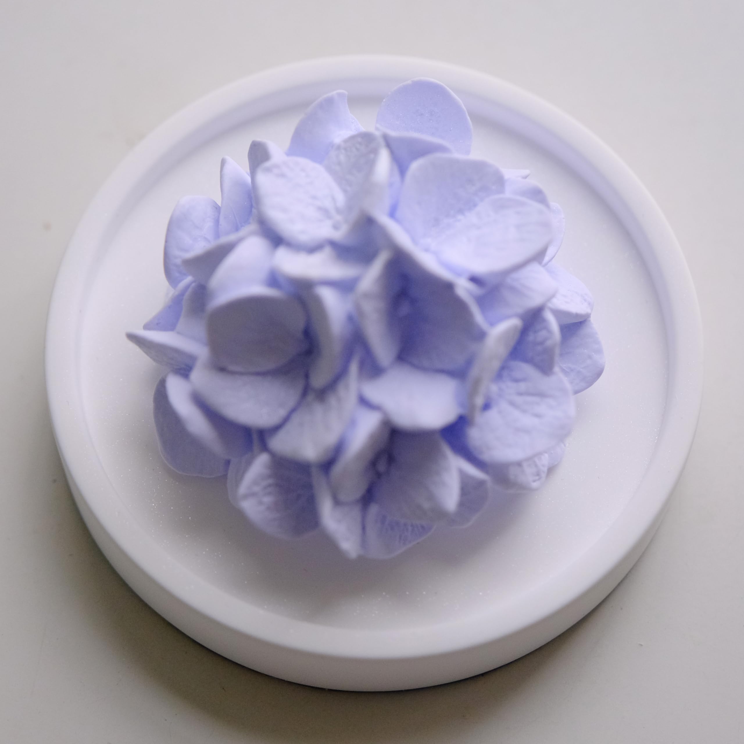 FLCSIed ceramic Peony diffuser in purple with hydrangea hue for a calming ambiance.