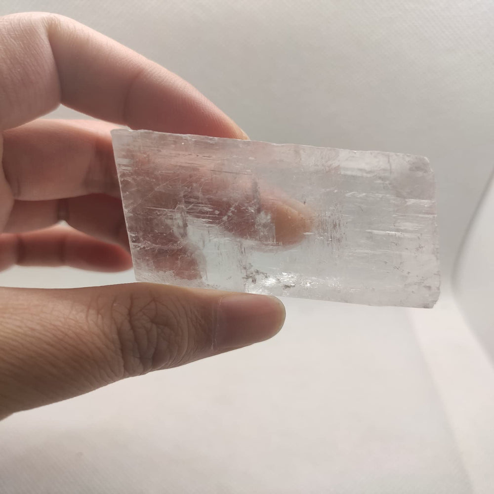 FOMNKKN Iceland Calcite specimen 80–120g for meditation and decor.