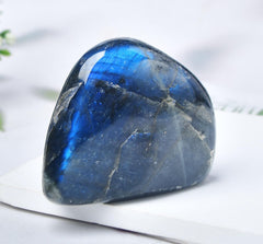 FZBHRO Labradorite slab shows iridescent flashes for visual intrigue.