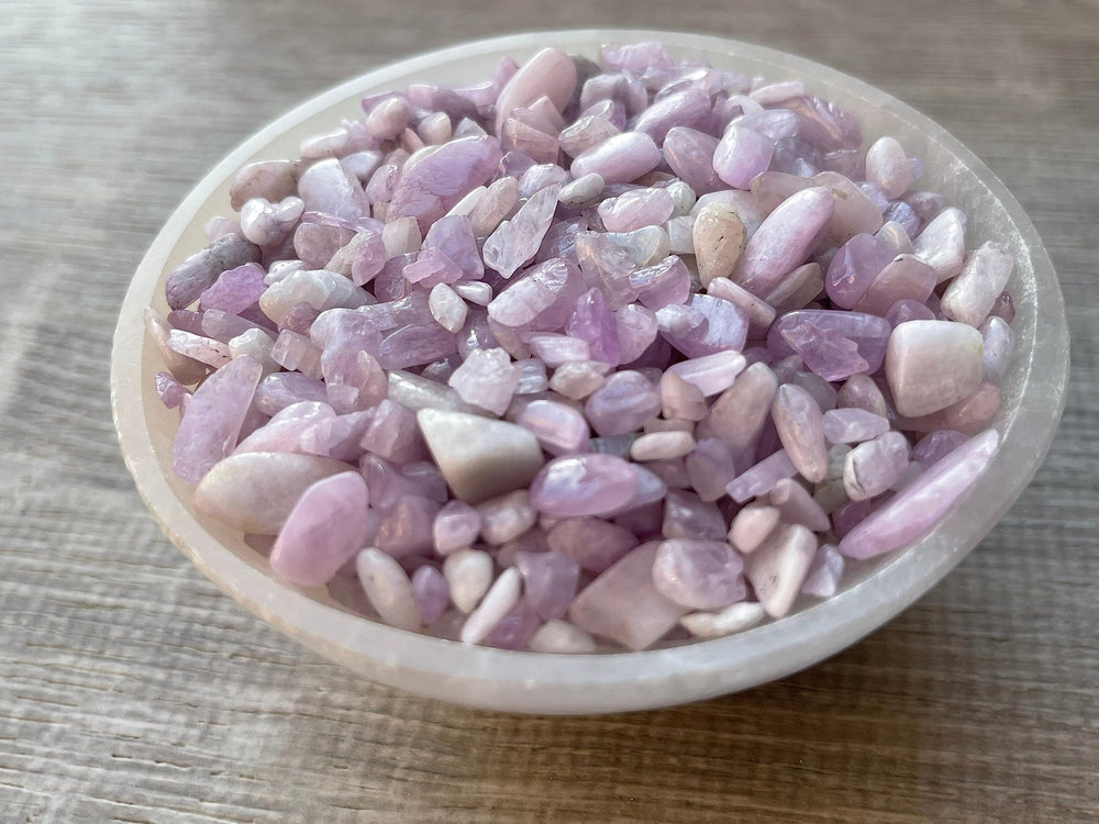 GAF TREASURES Kunzite chips as vase filler and plant décor.