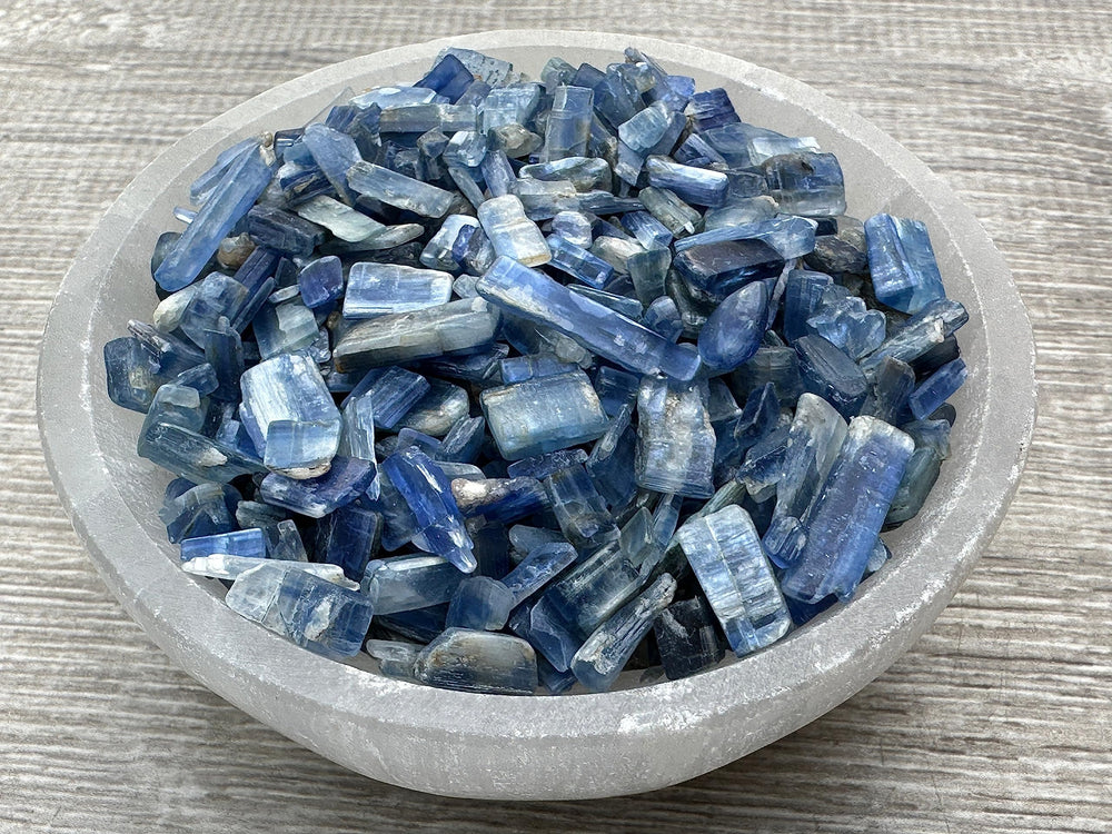 GAF TREASURES blue kyanite chips in plant substrates and terrariums
