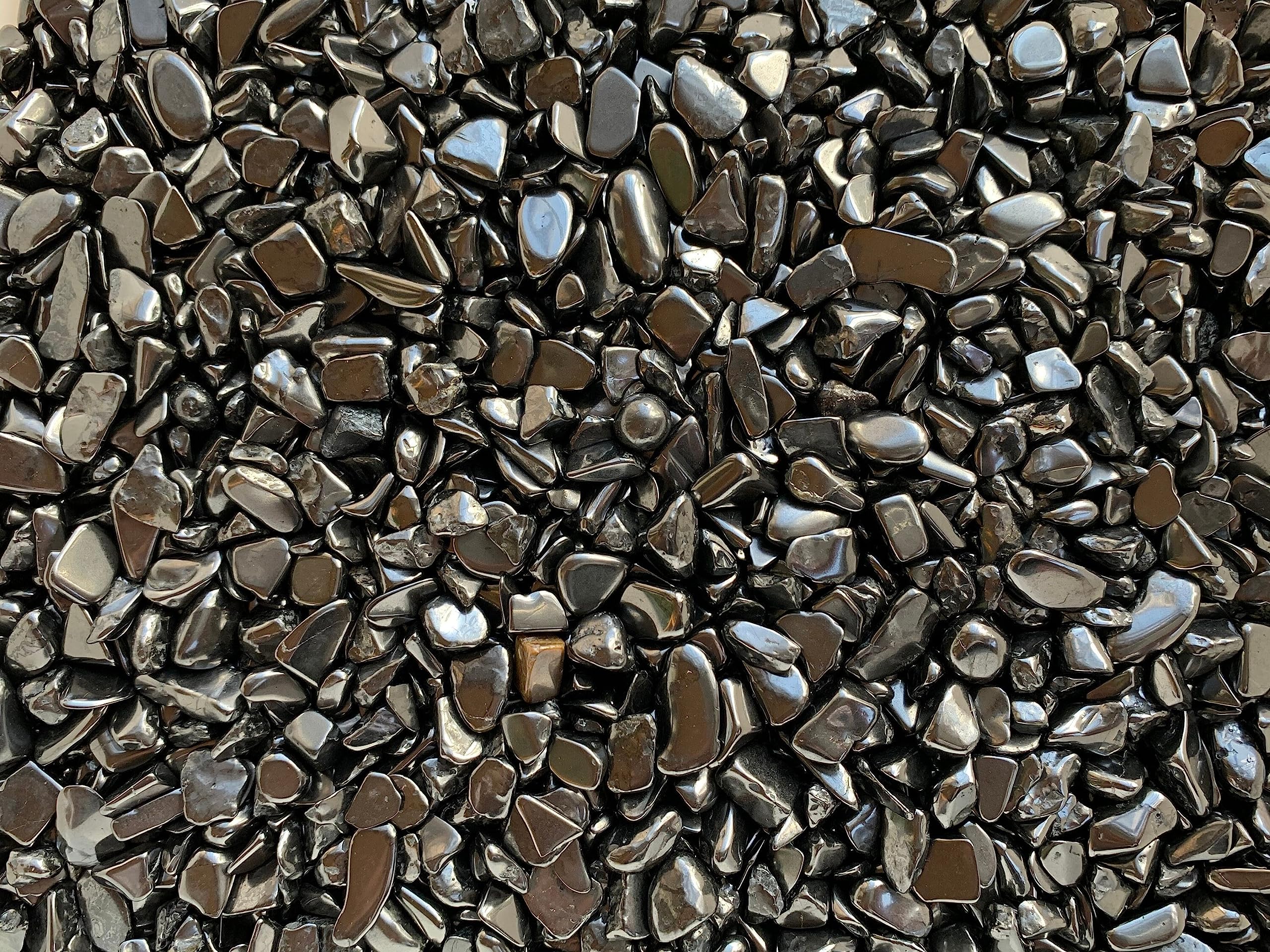 GAF TREASURES Shungite Chips decorative accents enhance displays.