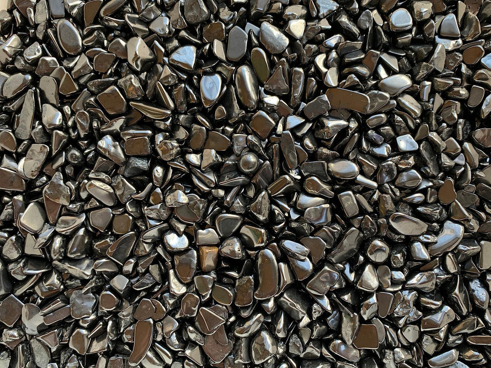 GAF TREASURES Shungite Chips decorative accents enhance displays.