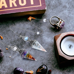 GEHECRST crystal chip pendulum close-up highlighting natural stones.