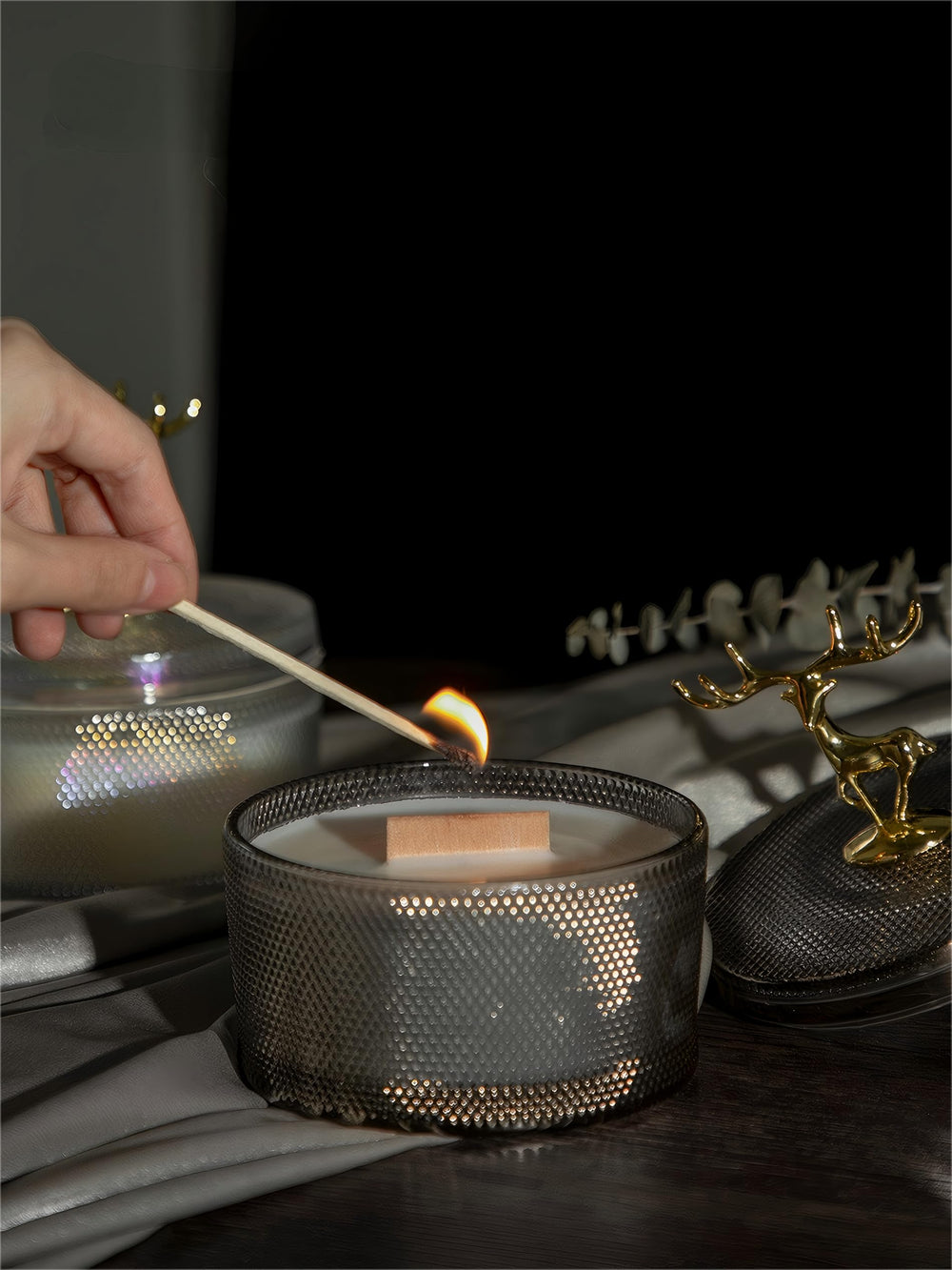 Generic Pandachilla hammer-pattern glass candle adds woodsy aesthetic to decor