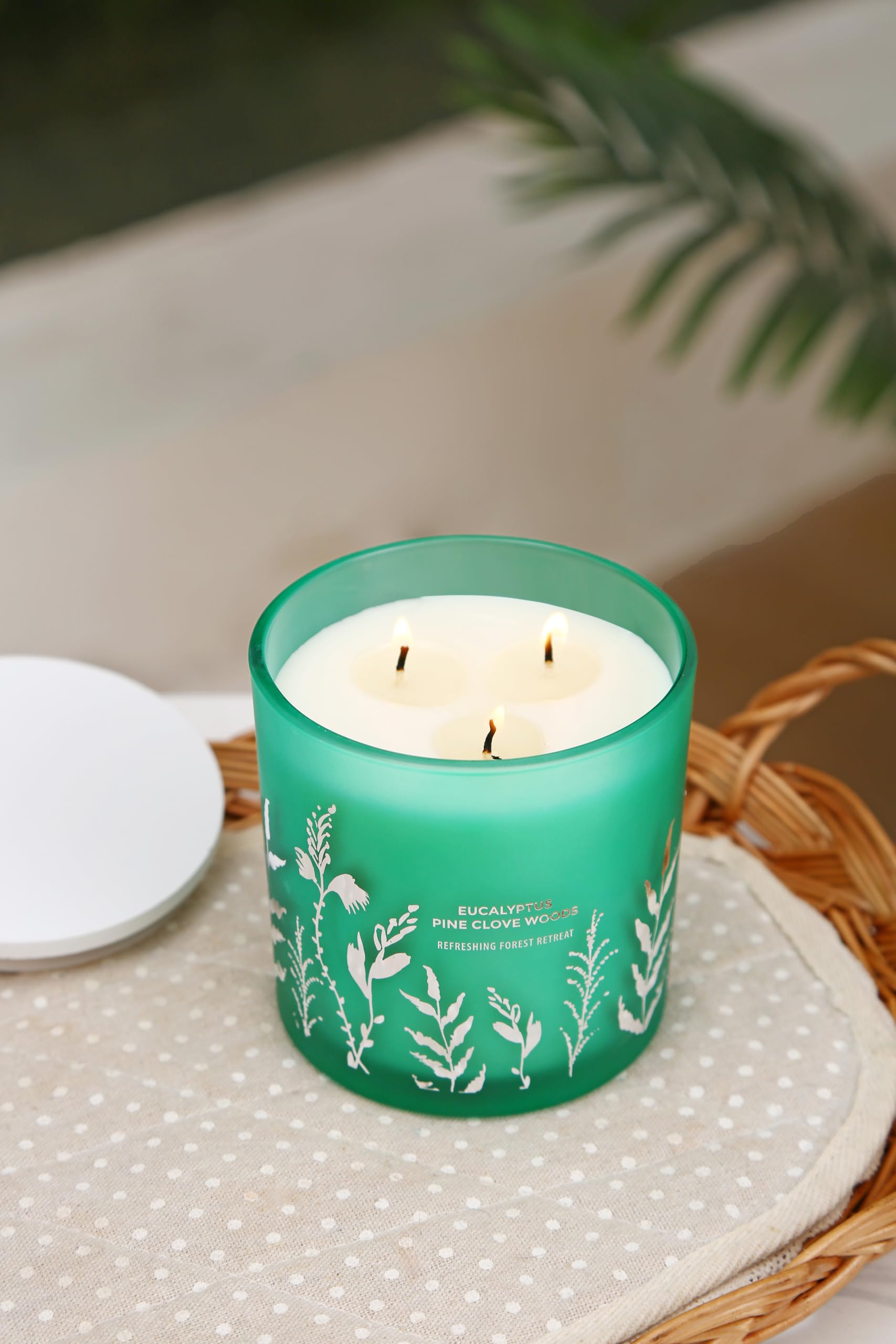 GIFTAWAY candle glow enhances cozy spaces with natural fragrance