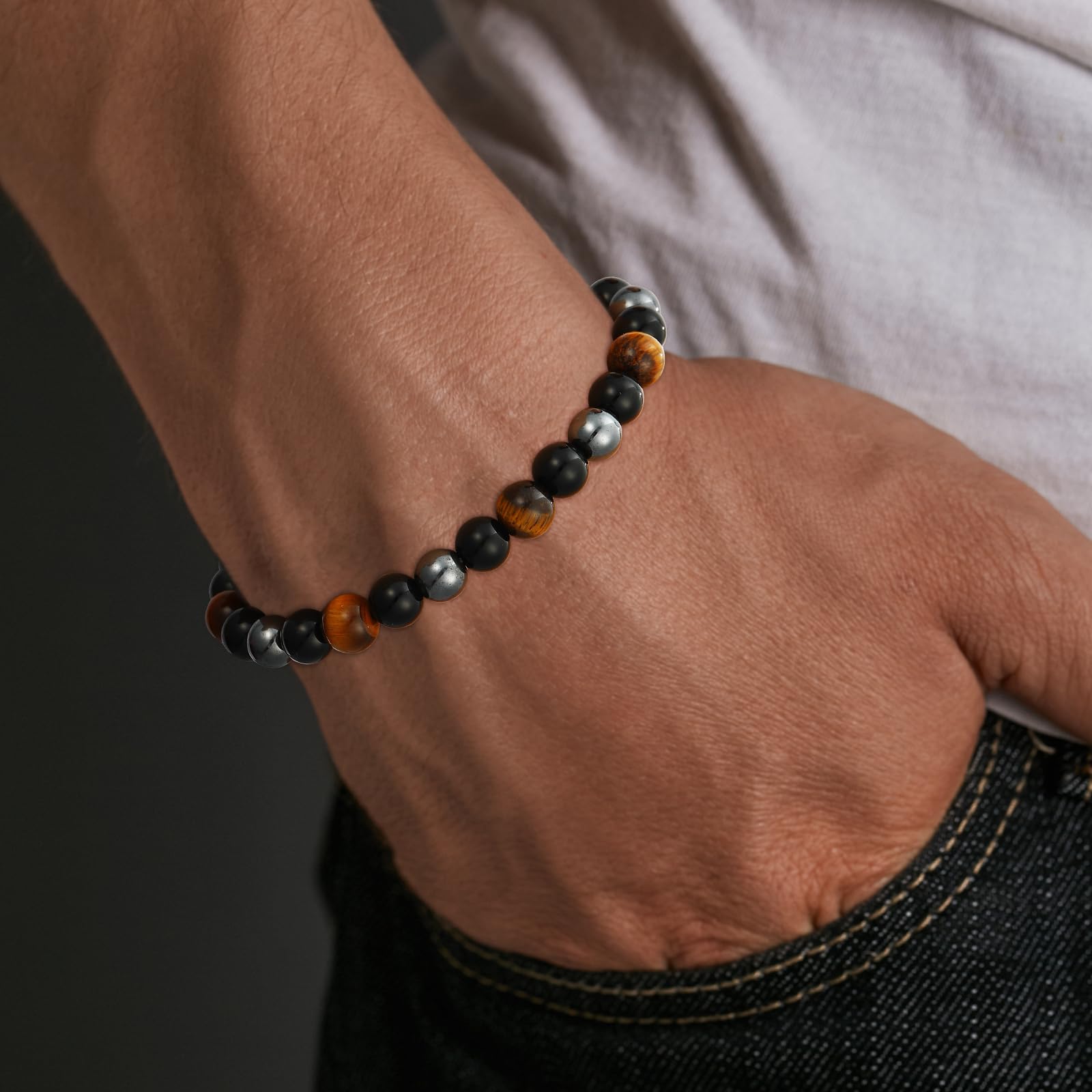Gnamy elastic-band bracelet showcases a durable fit for everyday wear.