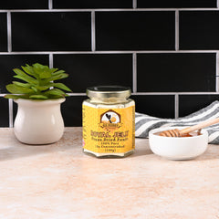 Go Honey Royal Jelly Powder jar label highlights natural ingredients and 6% 10-HDA.