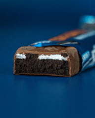 Grenade OREO High Protein Bar cross-section showing vanilla creme and Oreo cocoa layers.