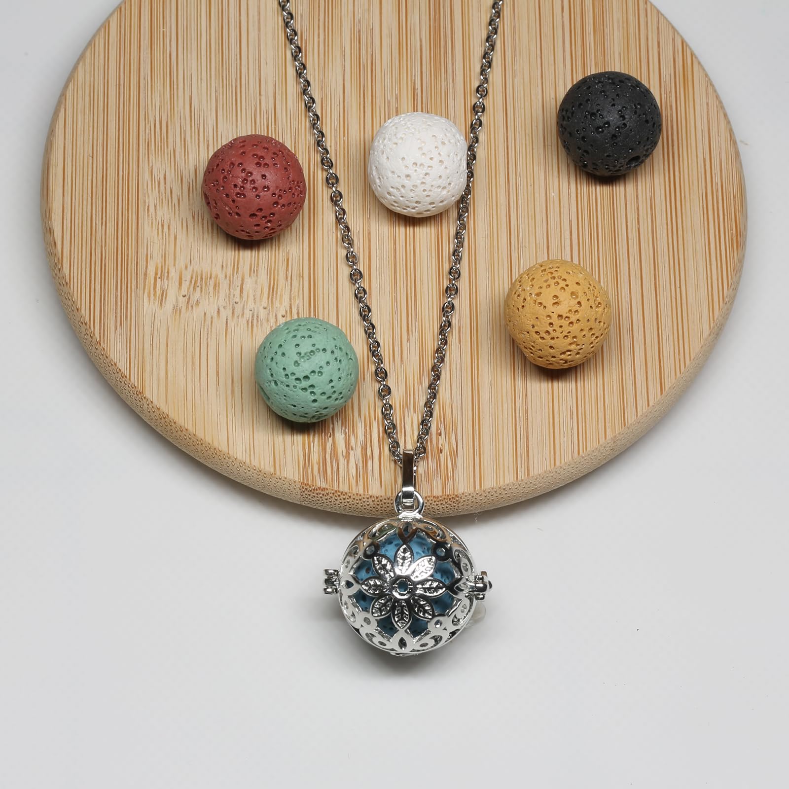 HEDQFM gift box packaging makes this diffuser necklace a ready-to-gift aromatherapy present.