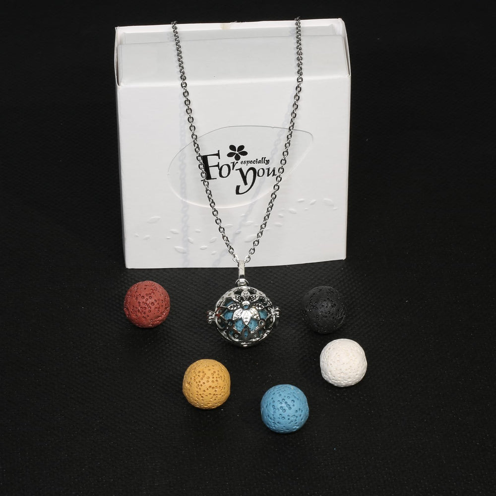 HEDQFM diffuser necklace worn around the neck supports discreet aroma diffusion anywhere.