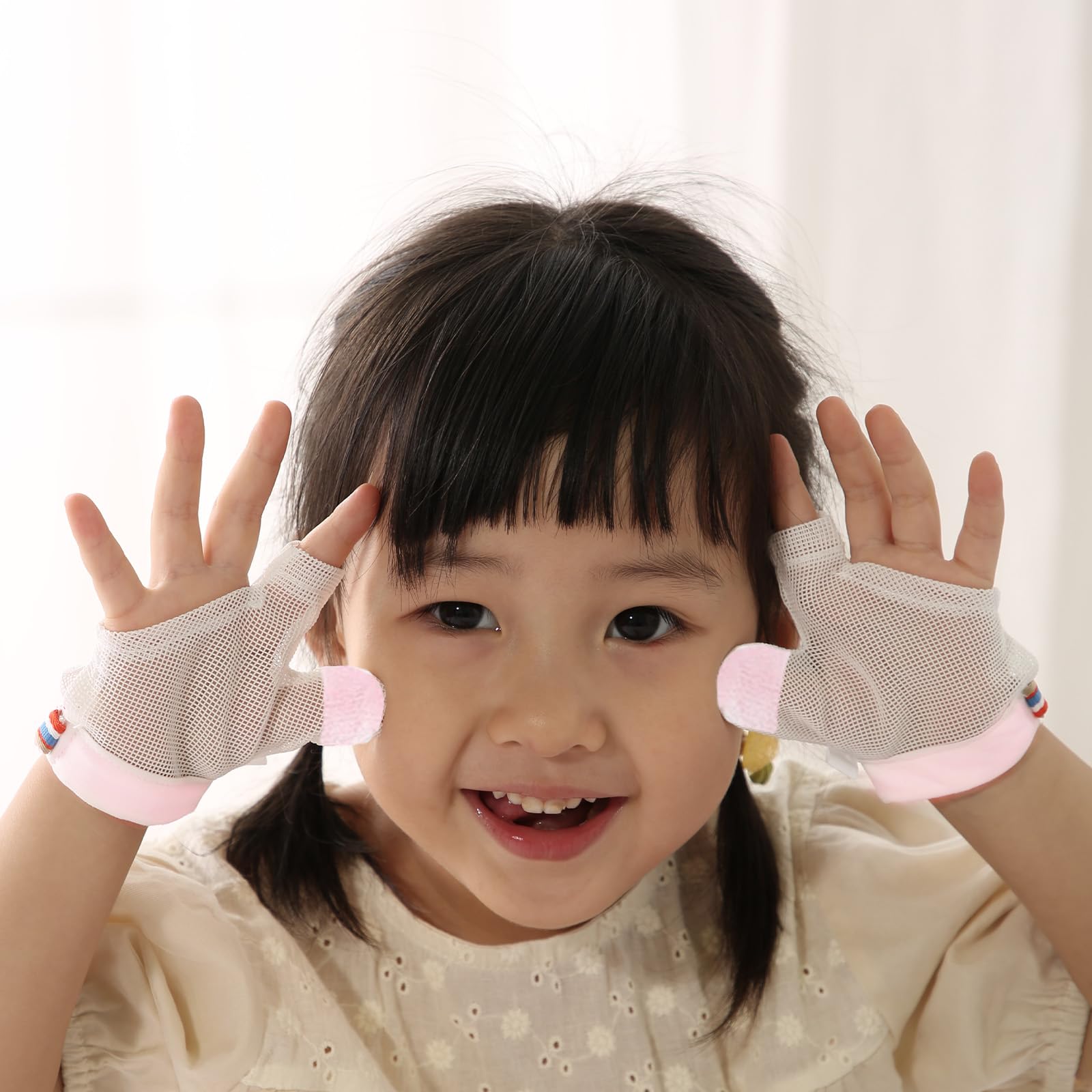 HSROXIN adjustable wrist-strap glove for growing hands.