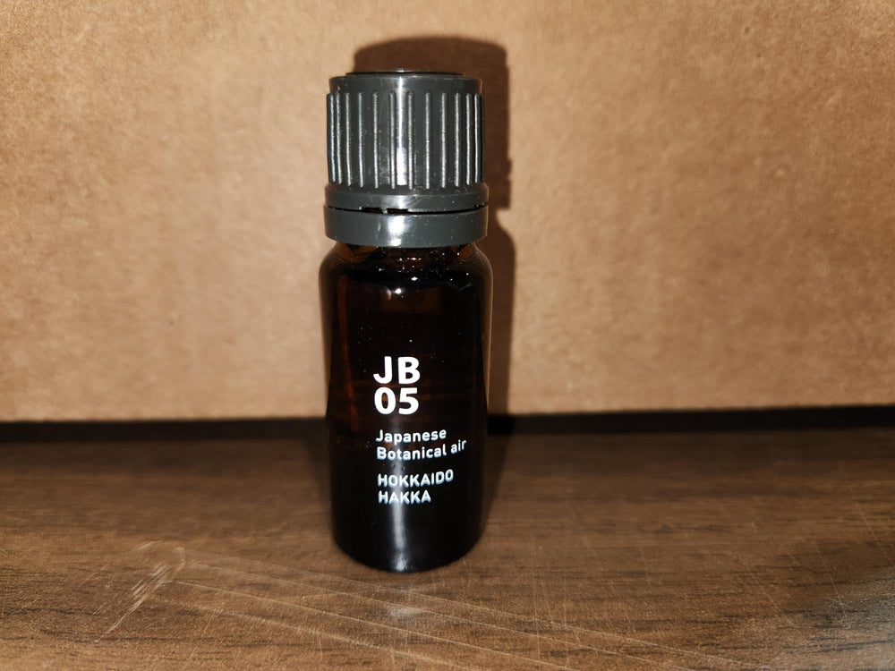 IPPINKA Lavender, Marjoram, Hinoki, Momi notes evoke balanced, soothing ambiance.