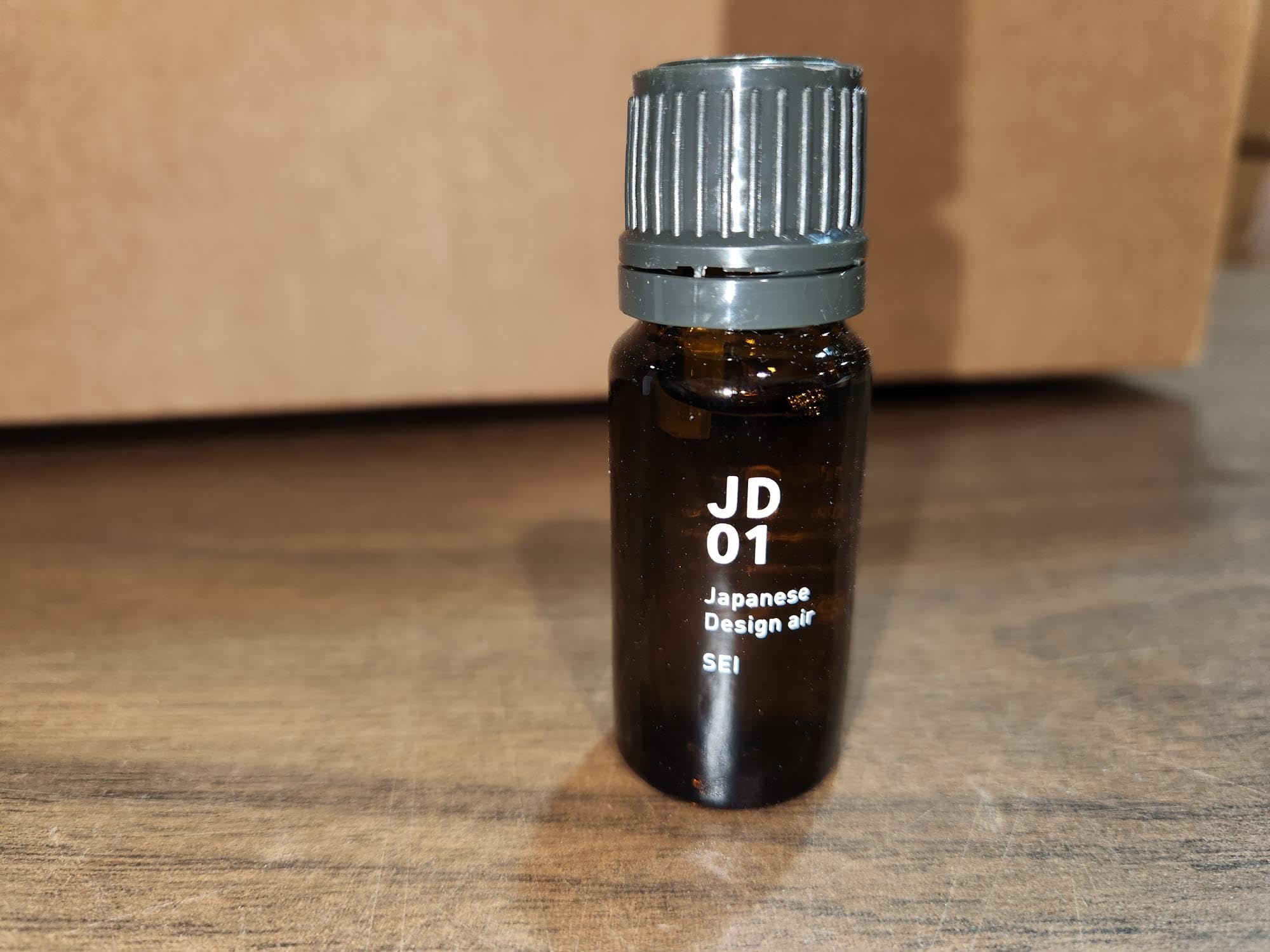 IPPINKA SEI Natural Air fragrance swirls over a clean surface.
