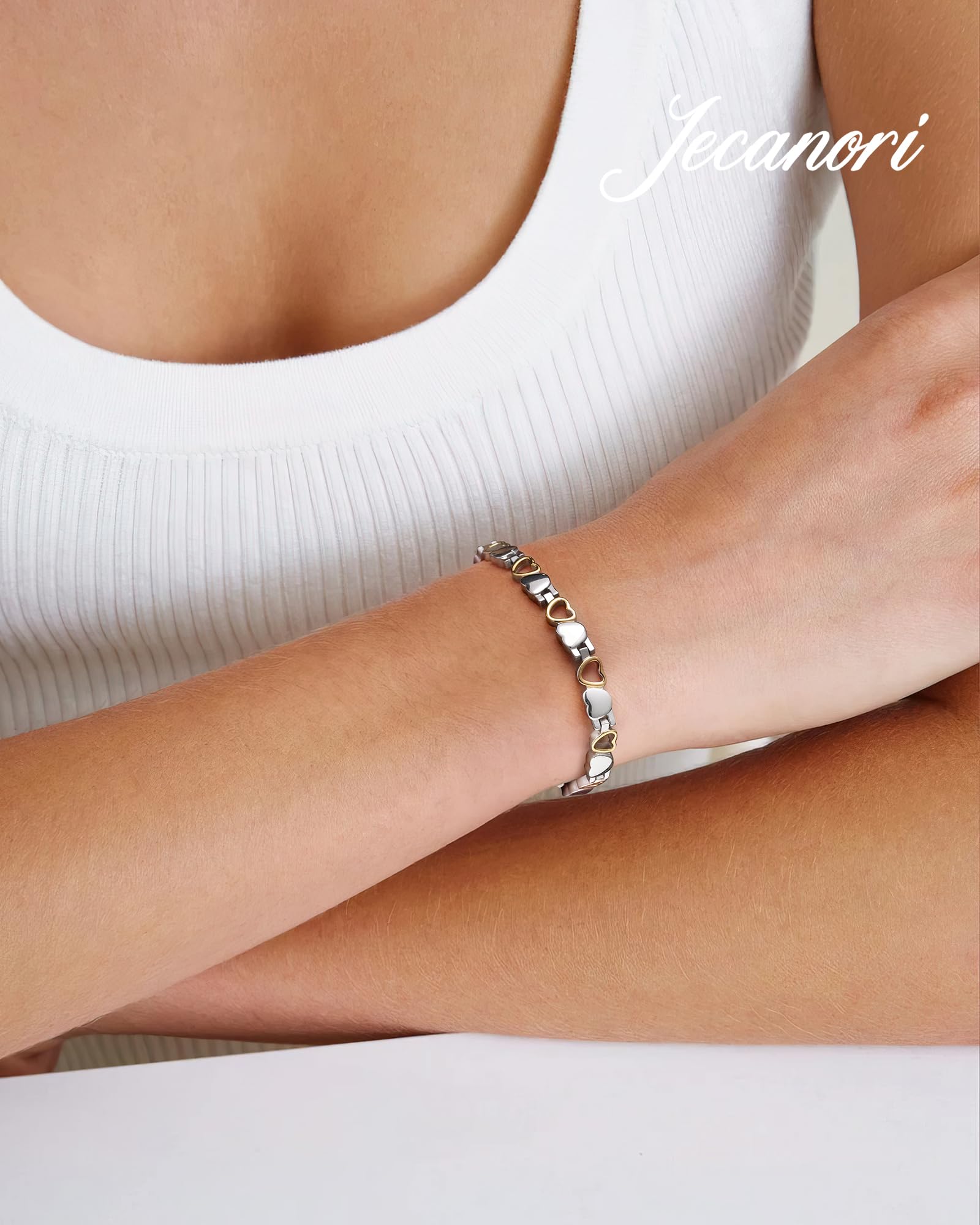 Adjustable link design for a comfortable fit on many wrists