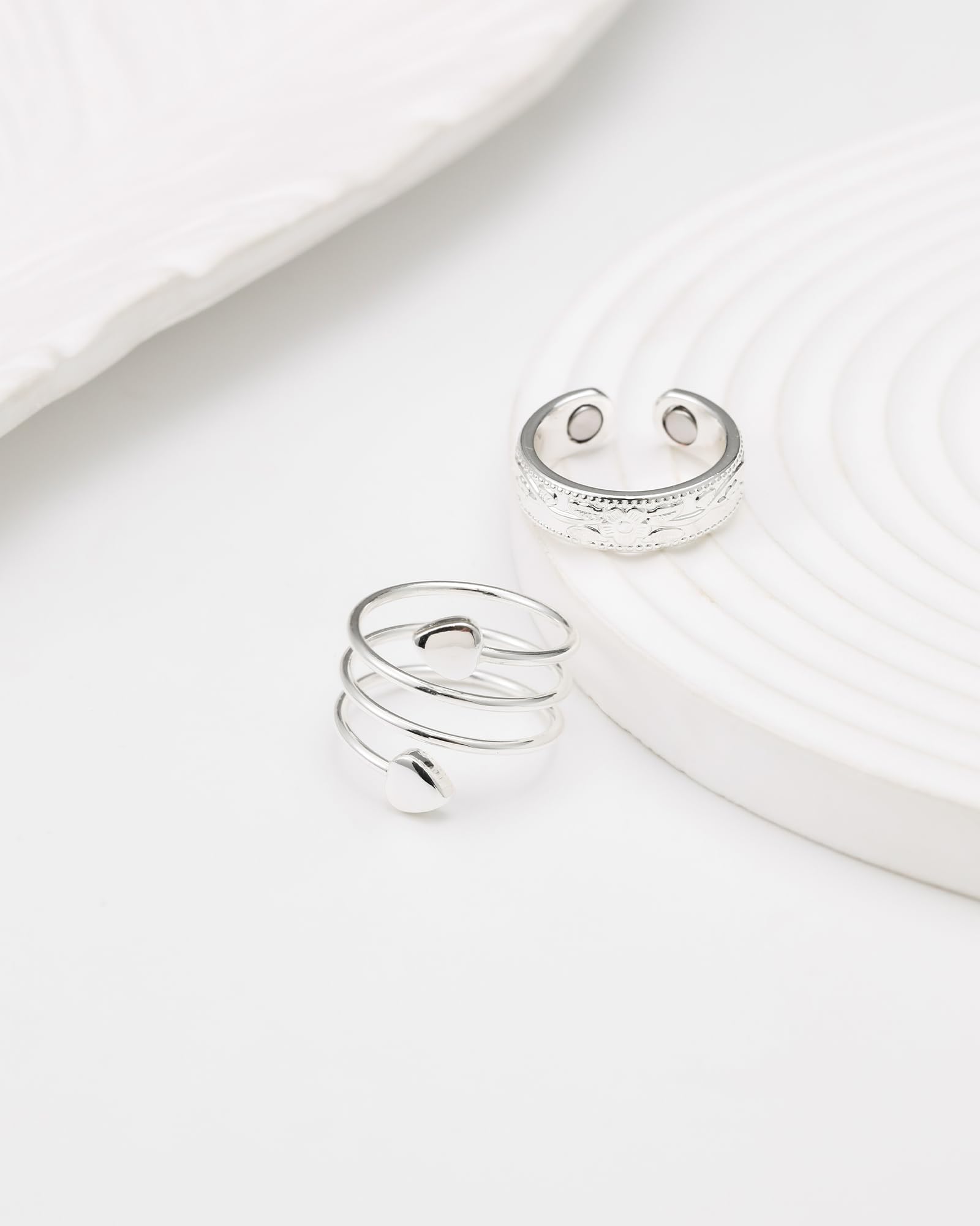 Jecanori ring comes in adjustable size to fit many finger shapes.