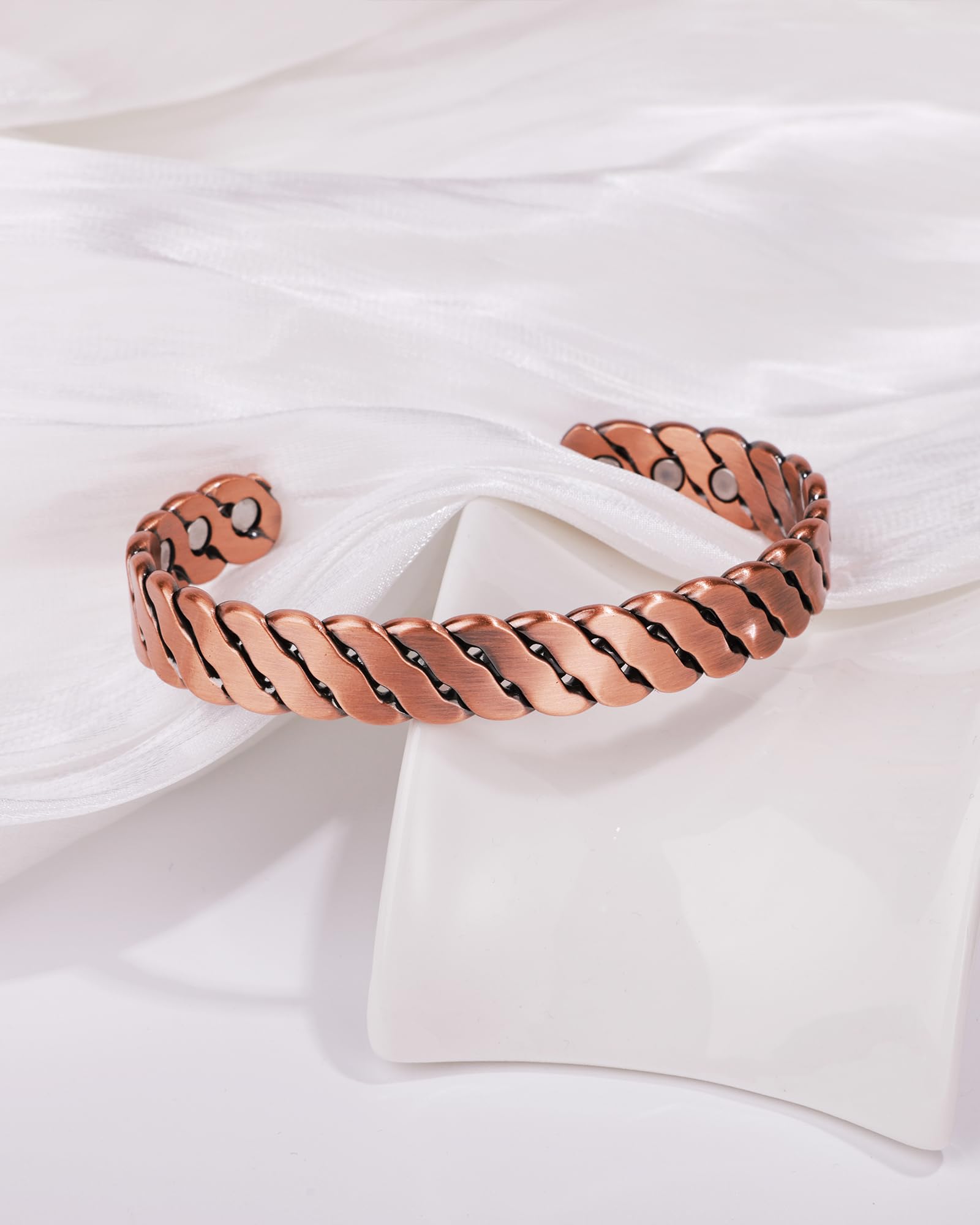 Jecanori scratch-resistant coating helps maintain the bracelet's shine.