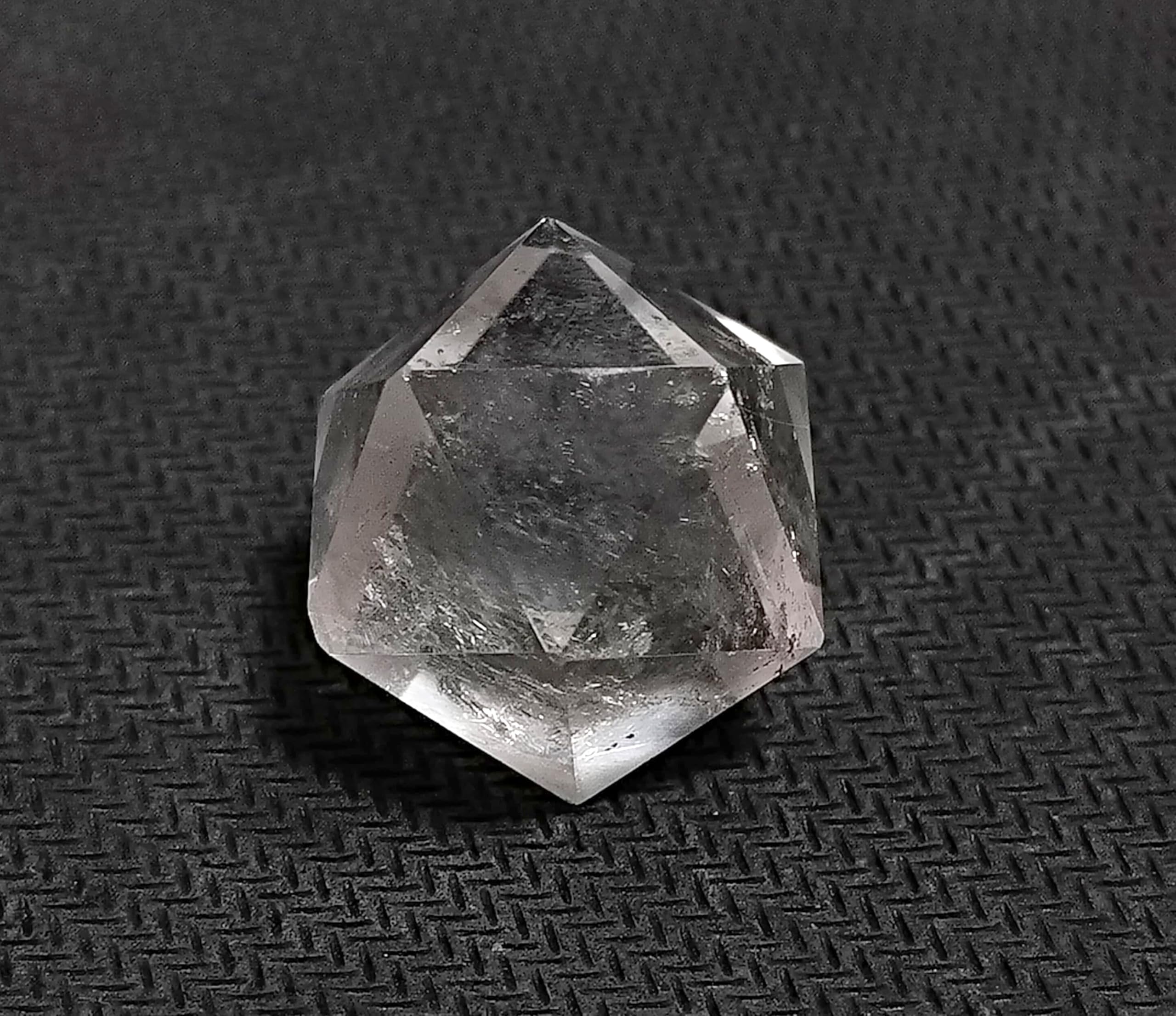 Jet International gift-ready quartz icosahedron supports mindful meditation and rituals.