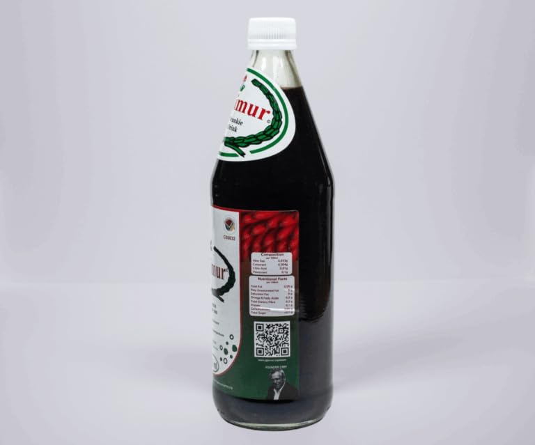 Jigsimur health drink being poured into a glass for an energized moment.