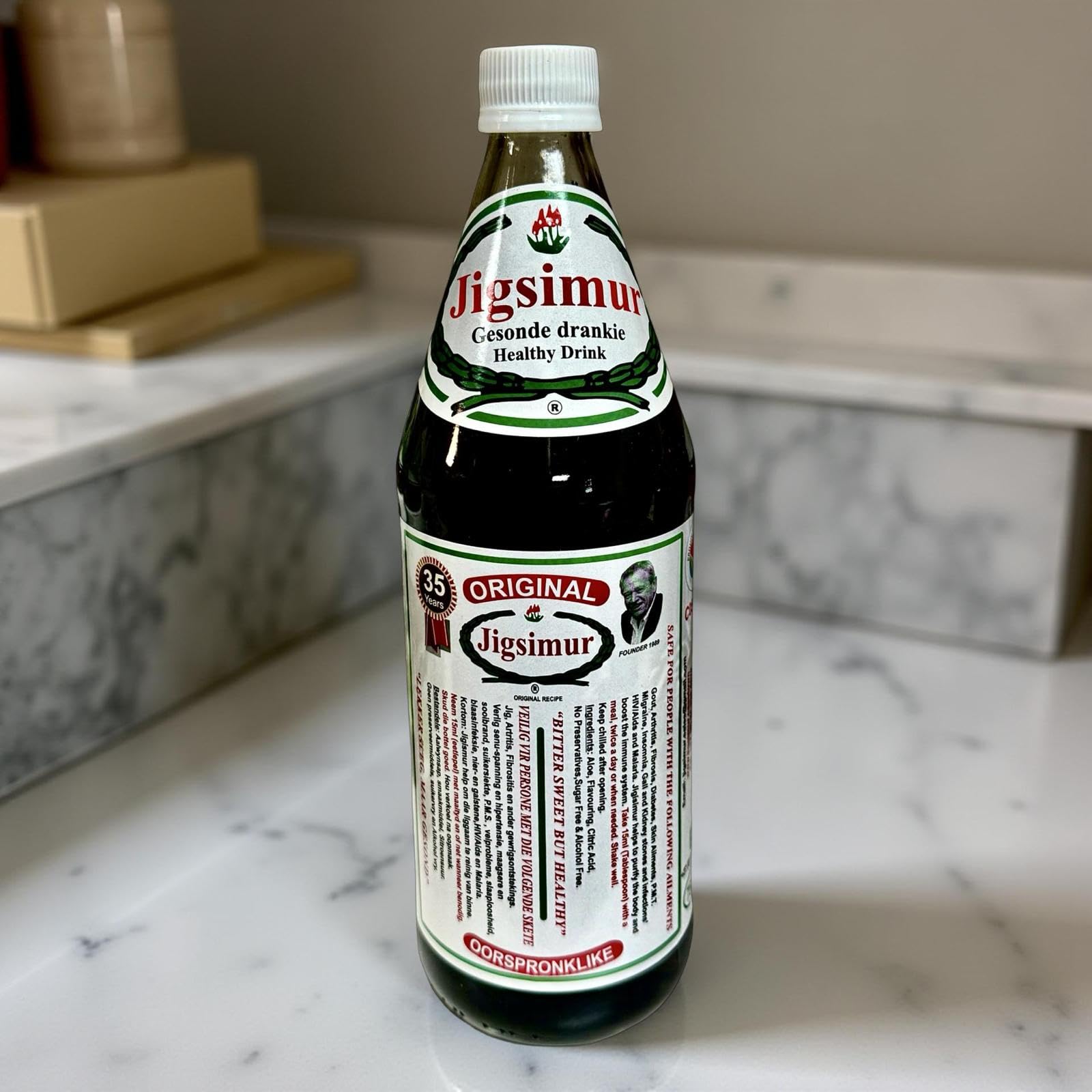Jigsimur refreshing amber liquid seen in a glass suggesting a revitalizing energy boost.