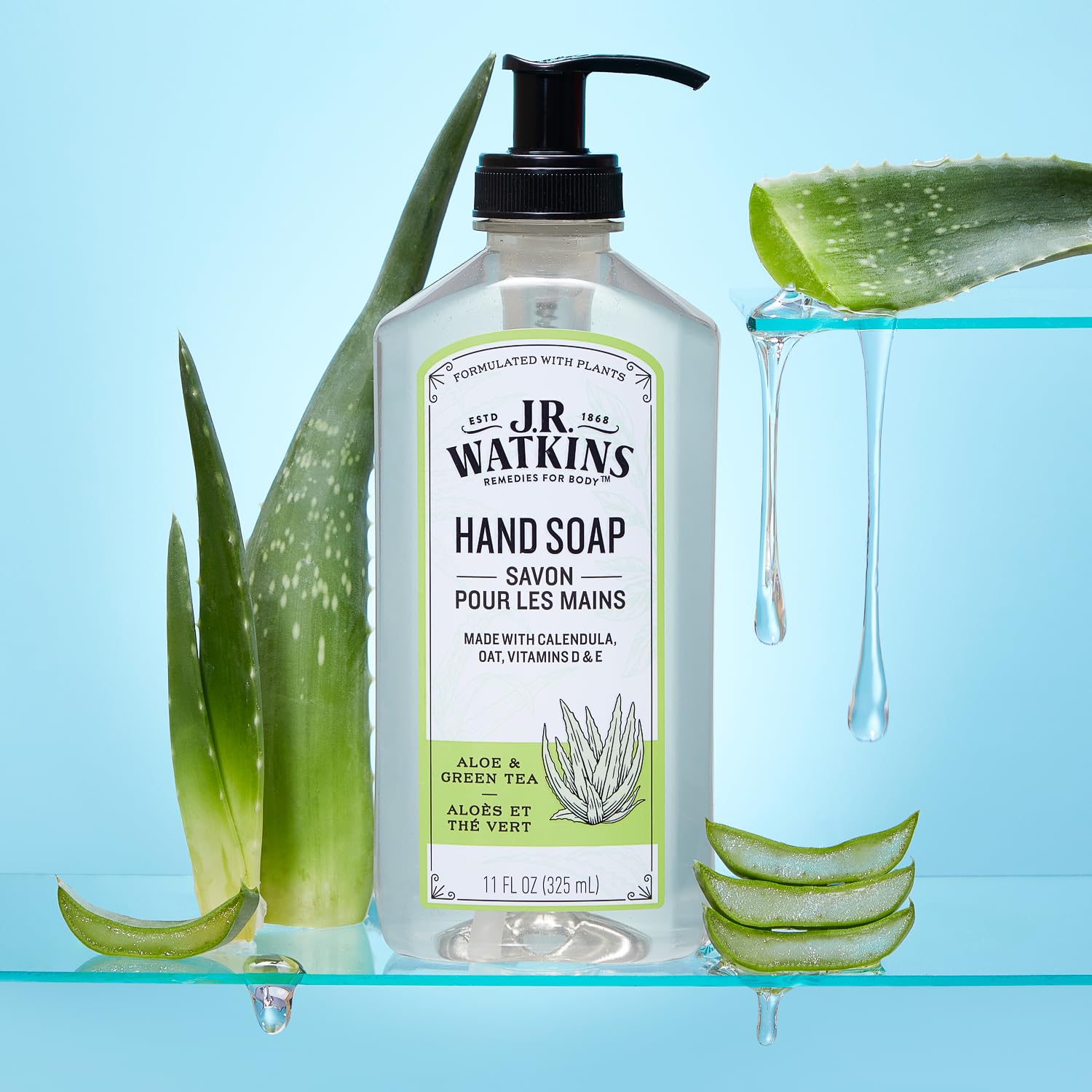 Green tea leaves imagery complements the Aloe & Green Tea scent.