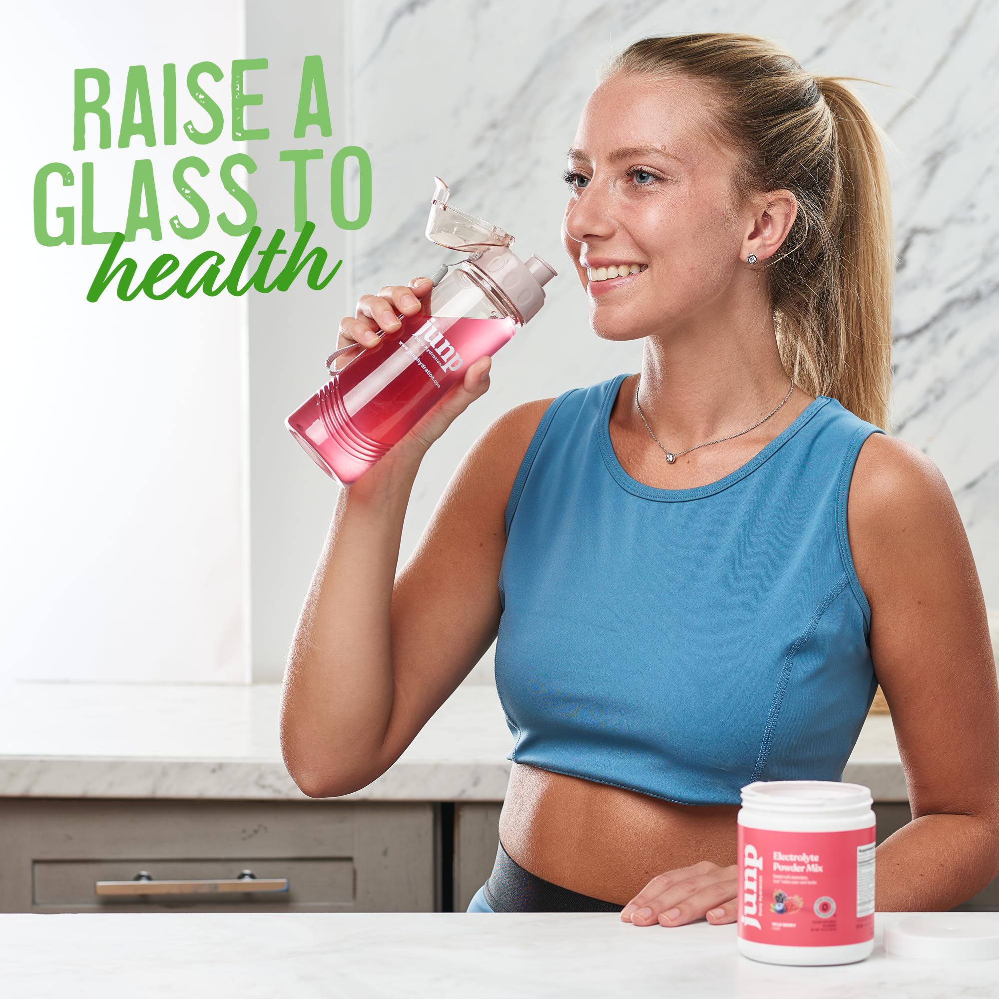 Pouring JUNP into water shows zero-calorie, zero-sugar refreshment.