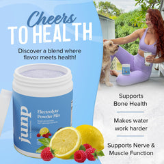 Scoop dissolving JUNP Berry Lemonade electrolyte powder in water for sugar-free hydration.